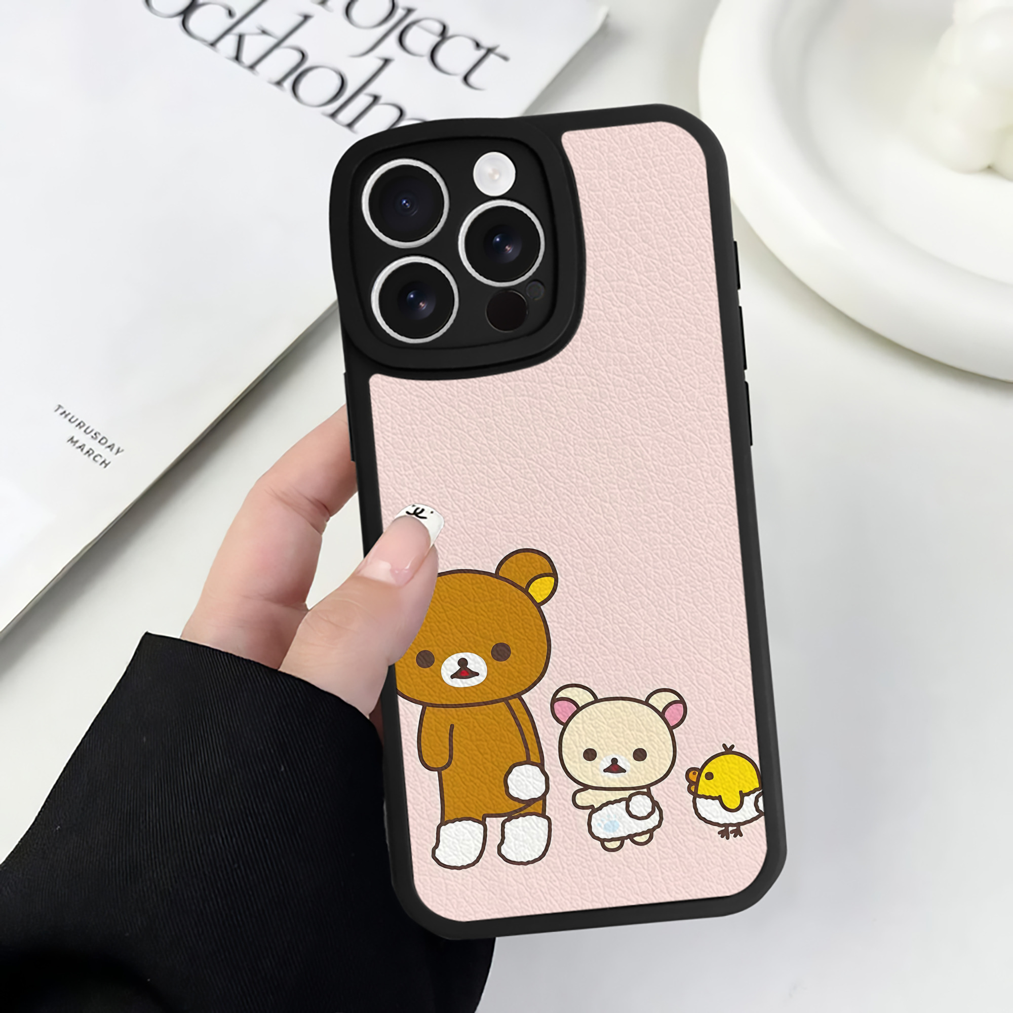 （画像用） リラックマ リラックマ キイロイトリ Rilakkuma Korilakkuma Kiiroitori 【iPhone 16シリーズ対応】シリコンスマホケース（レザー調） 材質：シリコン